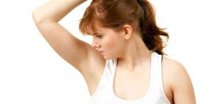 Woman with smelly armpit